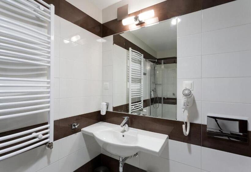 חדר סטנדרט לשלושה, Milenium