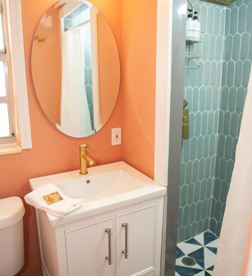 إستوديو ديلوكس, Sunburst Inn