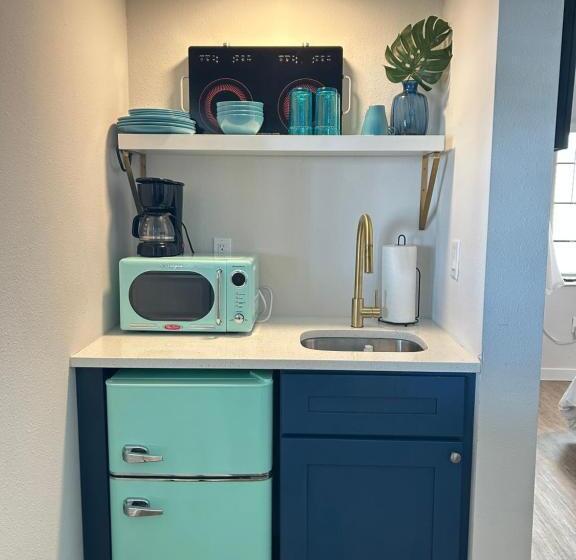 إستوديو سوبيريور, Sunburst Inn