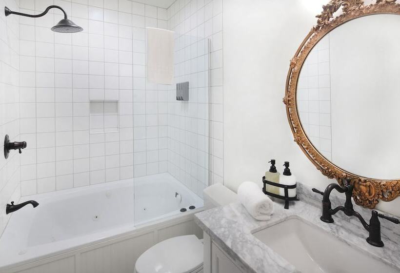 جناح, The Grape Leaf Inn