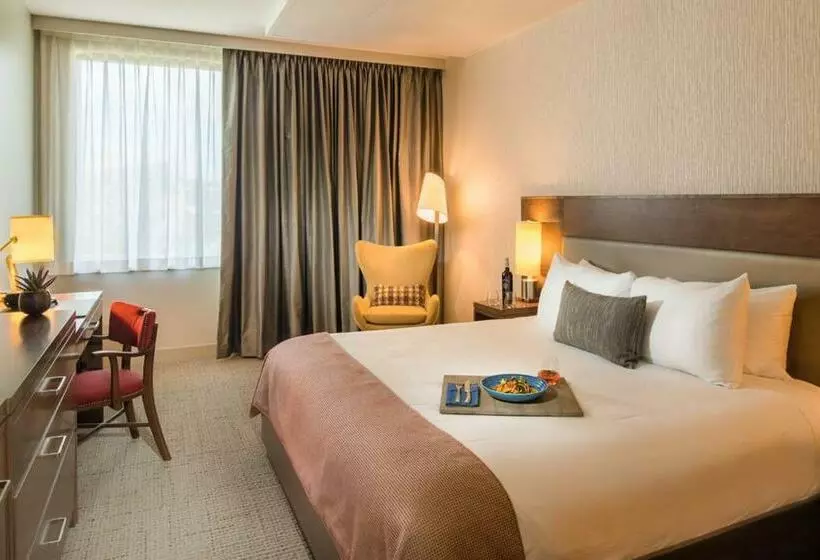 身障者適用キングサイズベッドルーム, The Hotel At Oberlin