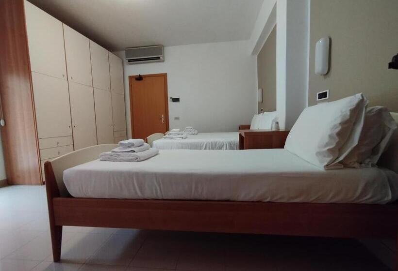 スタンダードトリプルルーム, Ah Roma