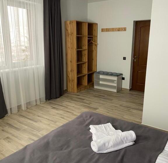 غرفة قياسية مزوَّدة بشُرفة, Family Residence