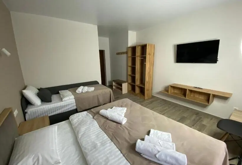 バルコニー付きスタンダードトリプルルーム, Family Residence