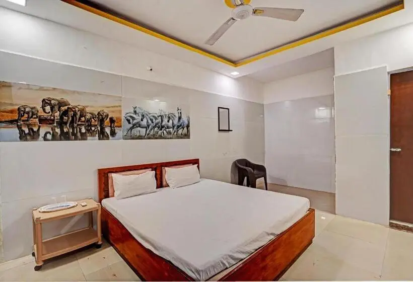 トリプルクラシックルーム, Oyo Hotel Surya Dev