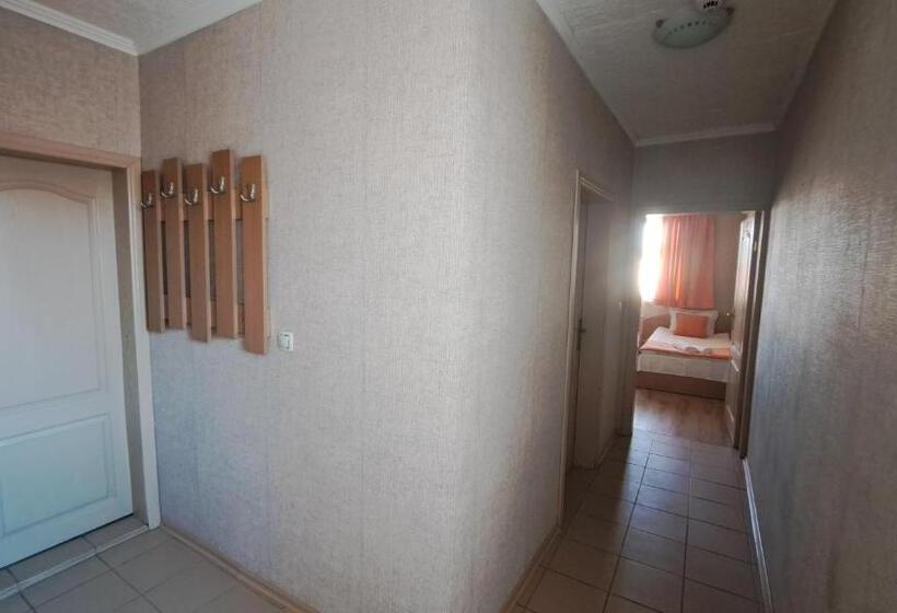 带1个卧室的带阳台的公寓, къща за гости Real