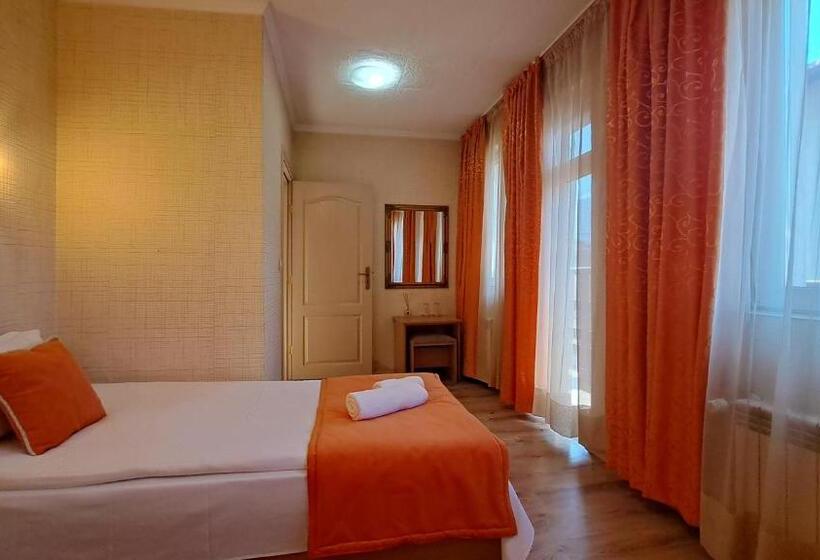 带1个卧室的带阳台的公寓, къща за гости Real