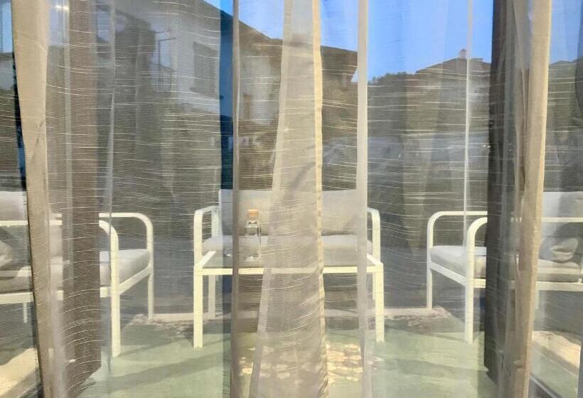 غرفة قياسية مزوَّدة بتراس, туйковата стая The Tuikov Home Room