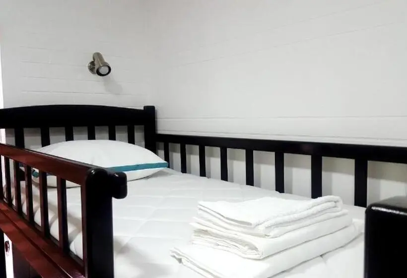 تختخواب در اتاق مشترک, Hostel Bravo