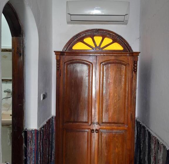 اتاق استاندارد سه نفره, Fighting Kangaroo Camp