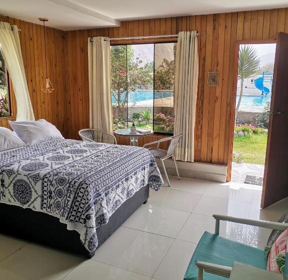 Номер Стандарт Вид на Бассейн, Mi Pequeño Club