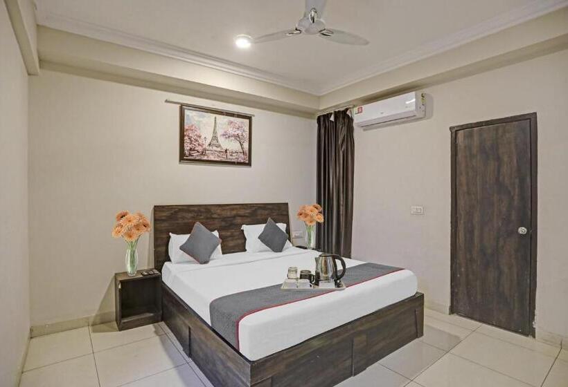 トリプルクラシックルーム, Oyo Townhouse 1018 The Naurangee Hotel Near Noida Sector 81 Metro Station