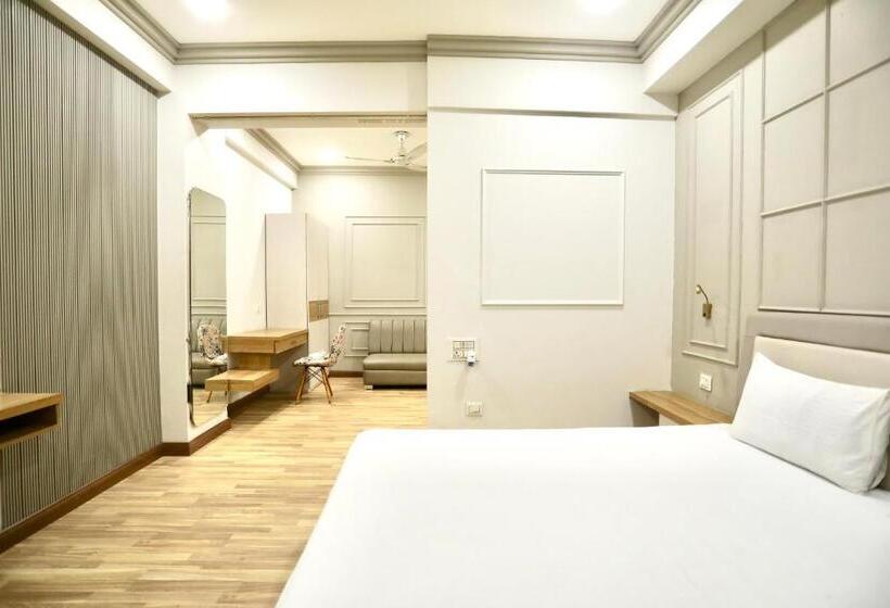 トリプルクラシックルーム, Oyo Townhouse 1018 The Naurangee Hotel Near Noida Sector 81 Metro Station