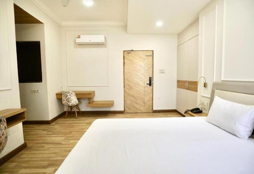 トリプルクラシックルーム, Oyo Townhouse 1018 The Naurangee Hotel Near Noida Sector 81 Metro Station