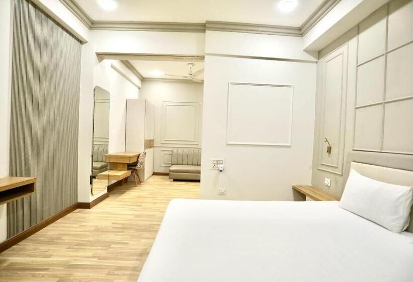 トリプルクラシックルーム, Oyo Townhouse 1018 The Naurangee Hotel Near Noida Sector 81 Metro Station