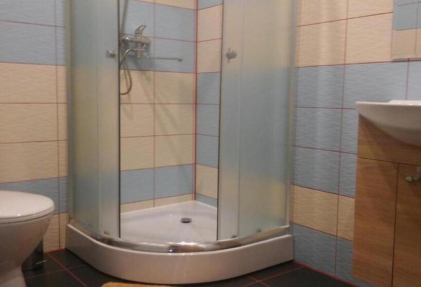 اتاق استاندارد سه نفره, Centra House