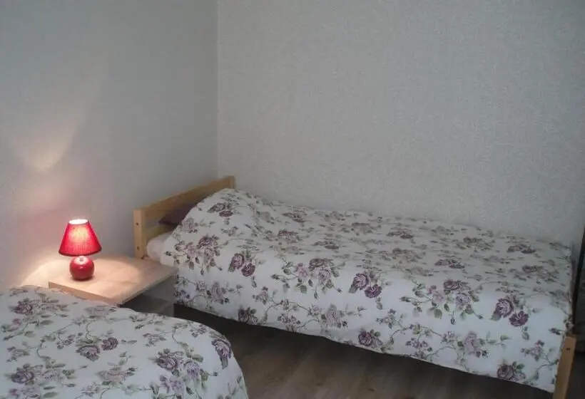 اتاق استاندارد سه نفره, Centra House