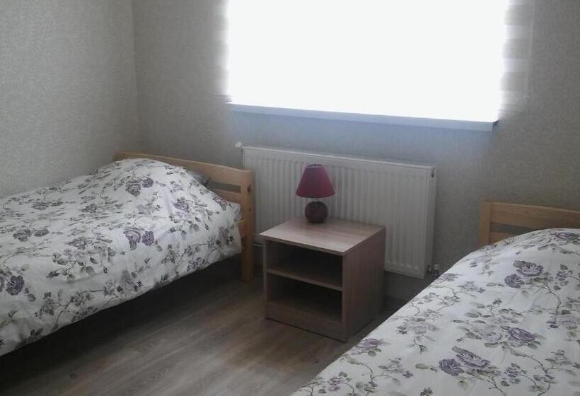 اتاق استاندارد سه نفره, Centra House