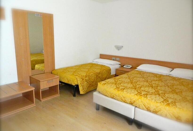 חדר סטנדרט לשלושה, Albergo Montecroce