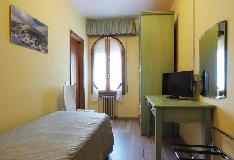Standard Yhden Hengen Huone, Tirolo