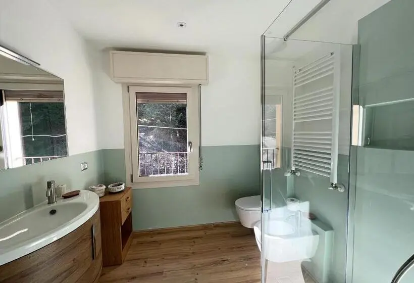 2 Bedroom Apartment with Views, Tirolo