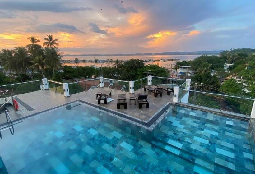 اتاق لوکس با بالکن و چشم‌انداز دریا, Emerald Bay Resort Mirissa