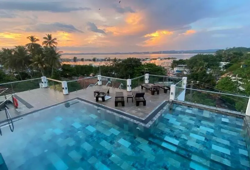 اتاق سه نفره سوپریور با چشم‌انداز دریا, Emerald Bay Resort Mirissa