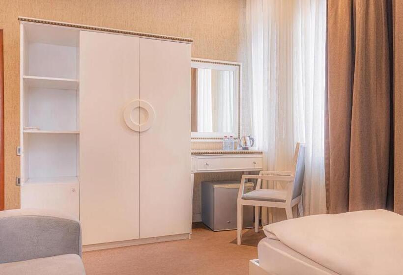 חדר דלוקס, Maestro