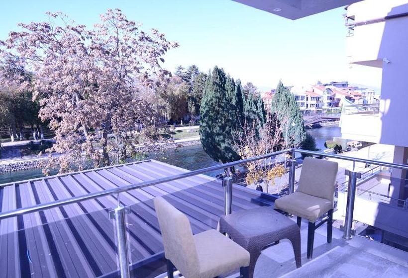 اتاق استاندارد با چشمانداز دریاچه, New York Struga