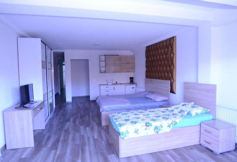 سوئیت با چشمانداز رودخانه, New York Struga