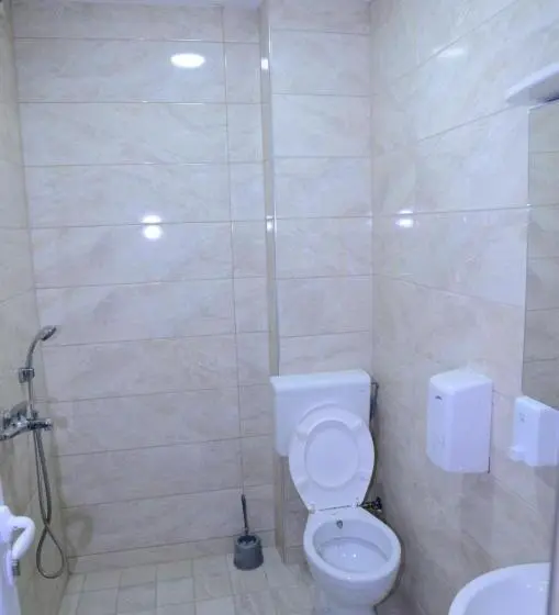 سوئیت با چشم‌انداز رودخانه, New York Struga