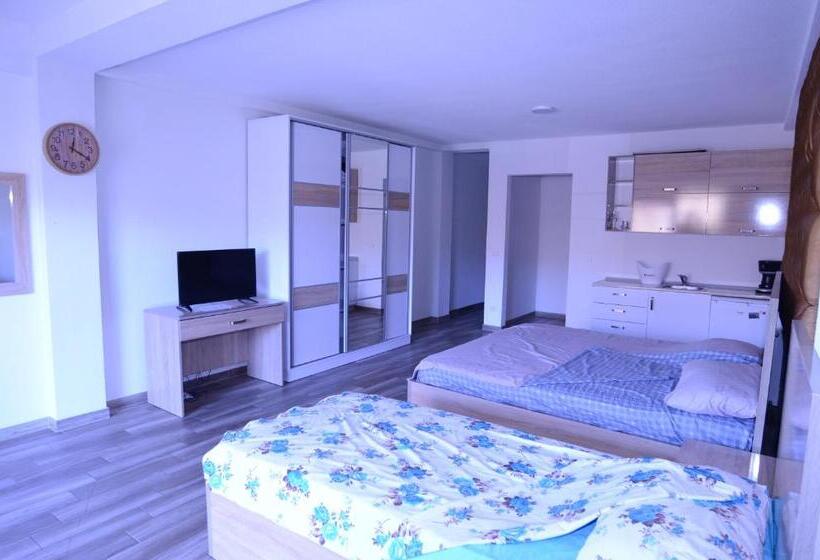 سوئیت با چشمانداز رودخانه, New York Struga