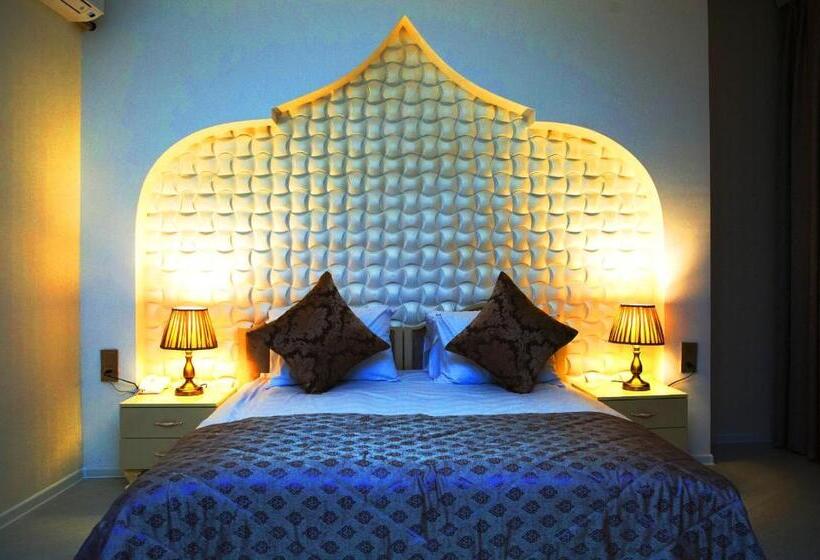 חדר סופריור לשלושה, Sands Of Time Apart