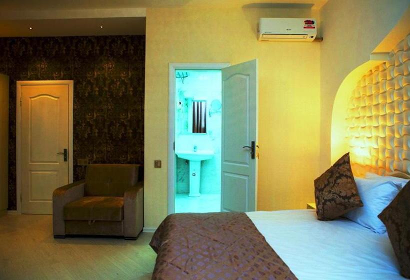 חדר סופריור לשלושה, Sands Of Time Apart