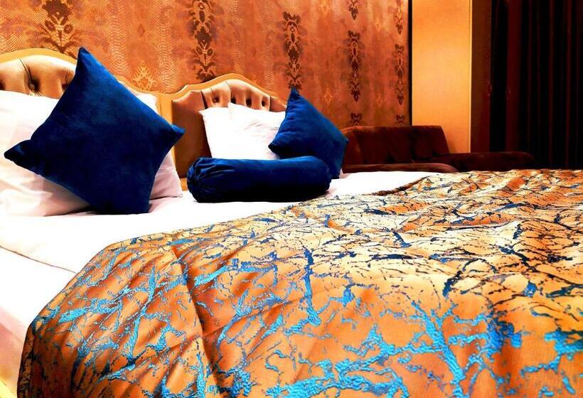 חדר סטנדרט לארבעה, Sands Of Time Apart