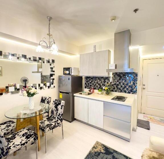 استودیو استاندارد با بالکن, Azure Urban Staycation