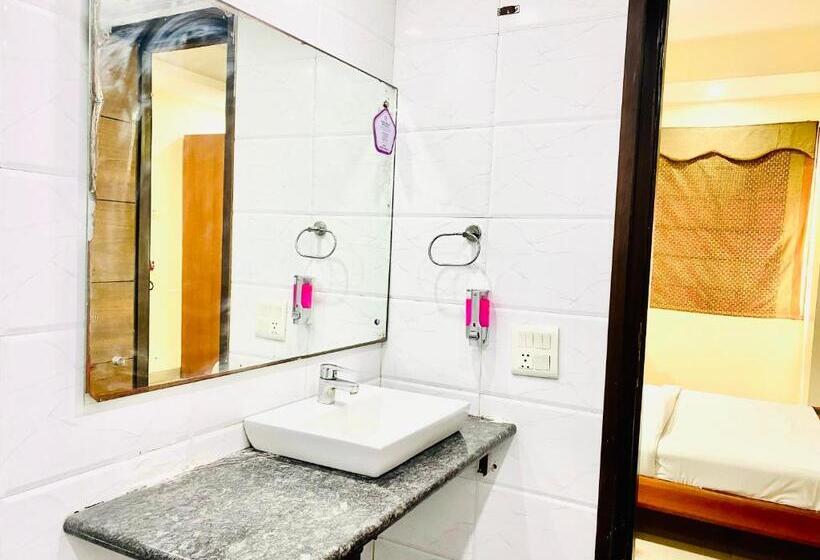 Номер Deluxe Кровать Кинг, Signature Suite Noida Sector 51 Couple Friendly