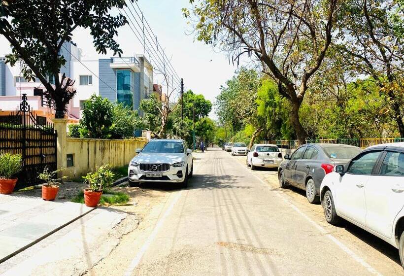 带阳台的豪华间, Signature Suite Noida Sector 51 Couple Friendly