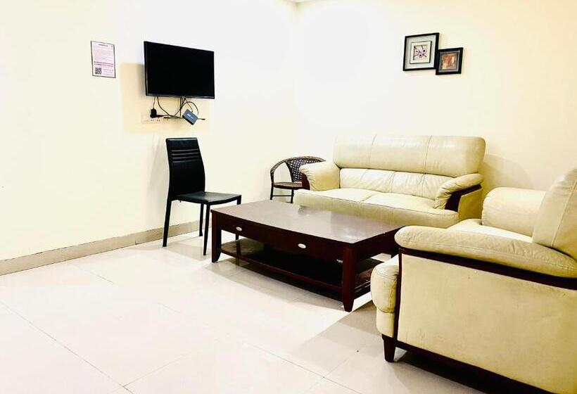 带大床的豪华间, Signature Suite Noida Sector 51 Couple Friendly