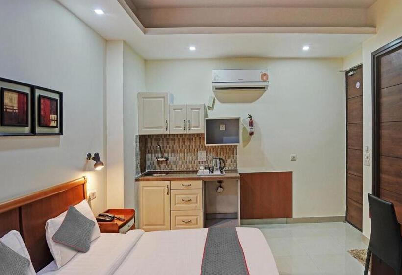 Номер Deluxe Кровать Кинг, Signature Suite Noida Sector 51 Couple Friendly