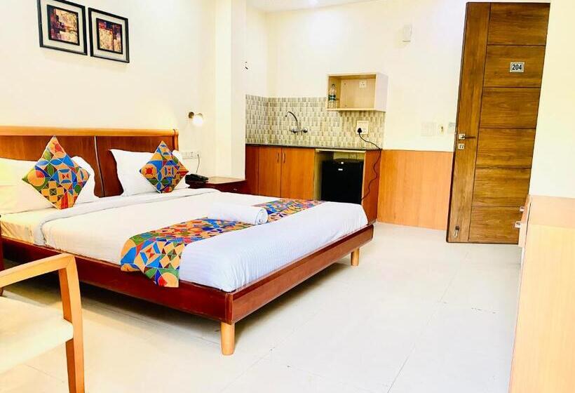 带大床的豪华间, Signature Suite Noida Sector 51 Couple Friendly