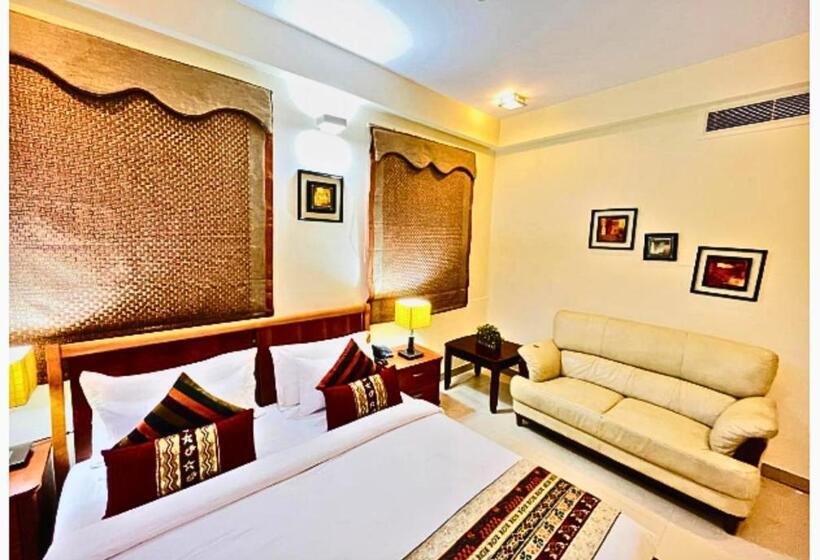 带大床的豪华间, Signature Suite Noida Sector 51 Couple Friendly