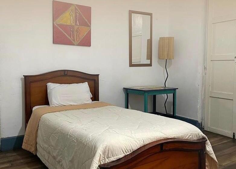 غرفة قياسية ثلاثية, Casa Macondo