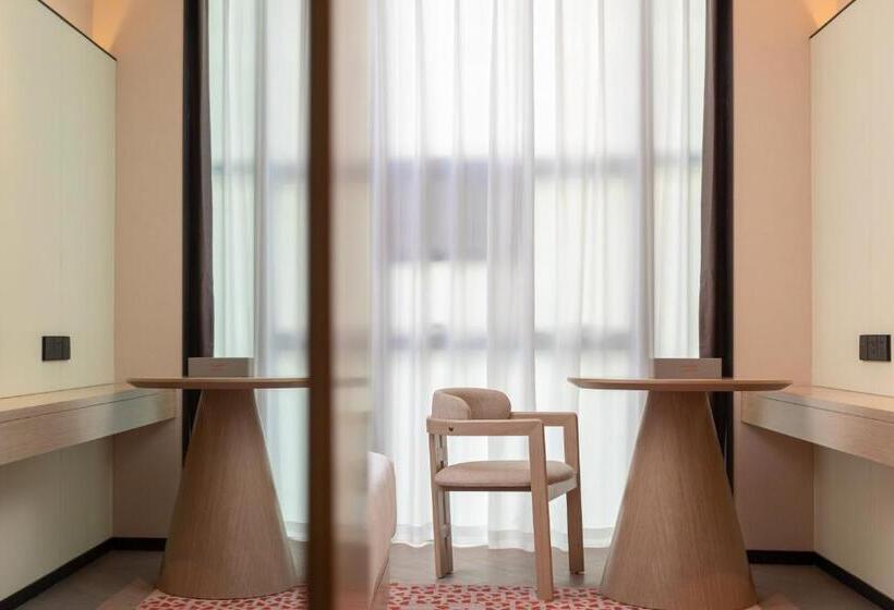 חדר דחוקס עם מיטת קינג, Ramada By Wyndham Honghe Kaiyuan