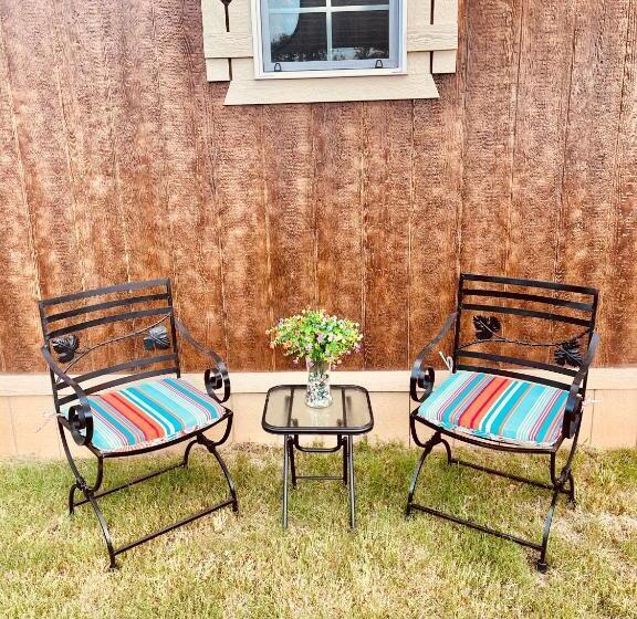 اتاق لوکس با تخت بزرگ, The Cabin At Camp K9 Provides One On One Doggy Daycare