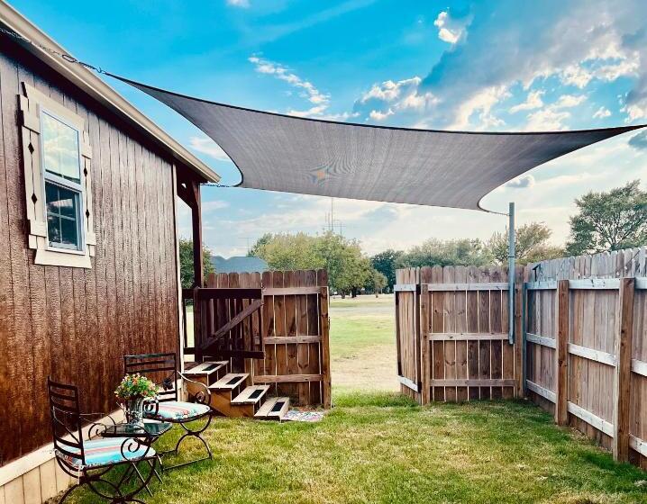 اتاق لوکس با تخت بزرگ, The Cabin At Camp K9 Provides One On One Doggy Daycare