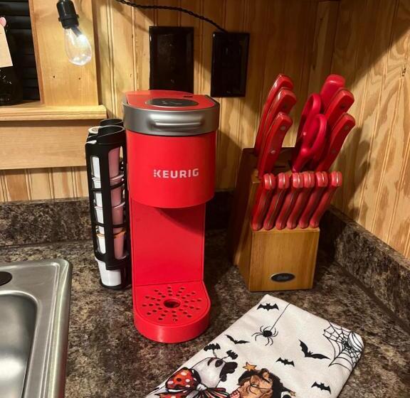 اتاق لوکس با تخت بزرگ, The Cabin At Camp K9 Provides One On One Doggy Daycare