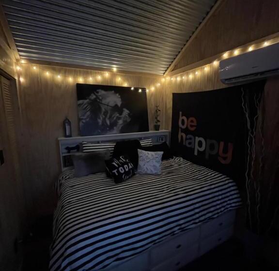 اتاق لوکس با تخت بزرگ, The Cabin At Camp K9 Provides One On One Doggy Daycare