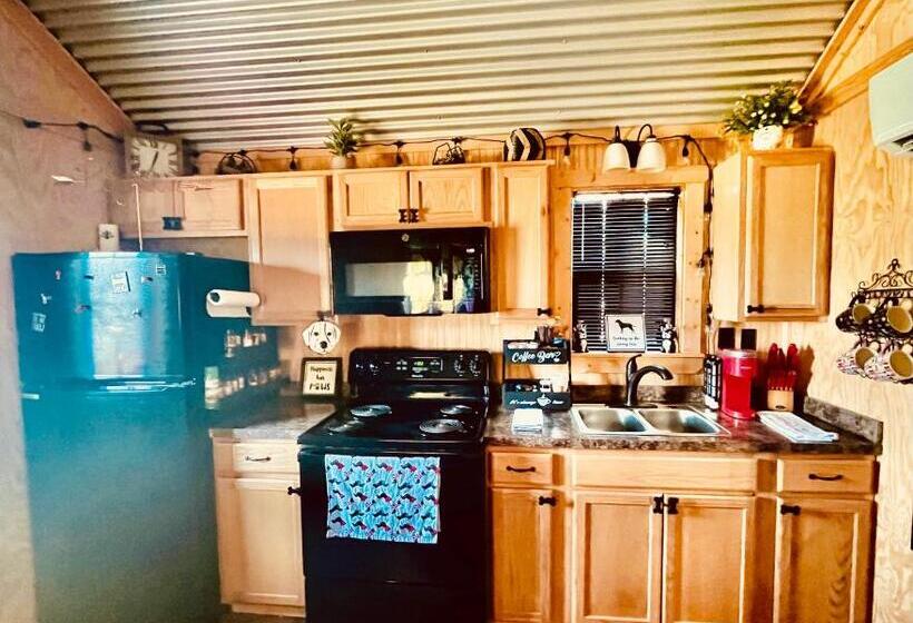 اتاق لوکس با تخت بزرگ, The Cabin At Camp K9 Provides One On One Doggy Daycare