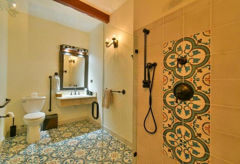 غرفة كلاسيكية ثلاثية, El Lugar